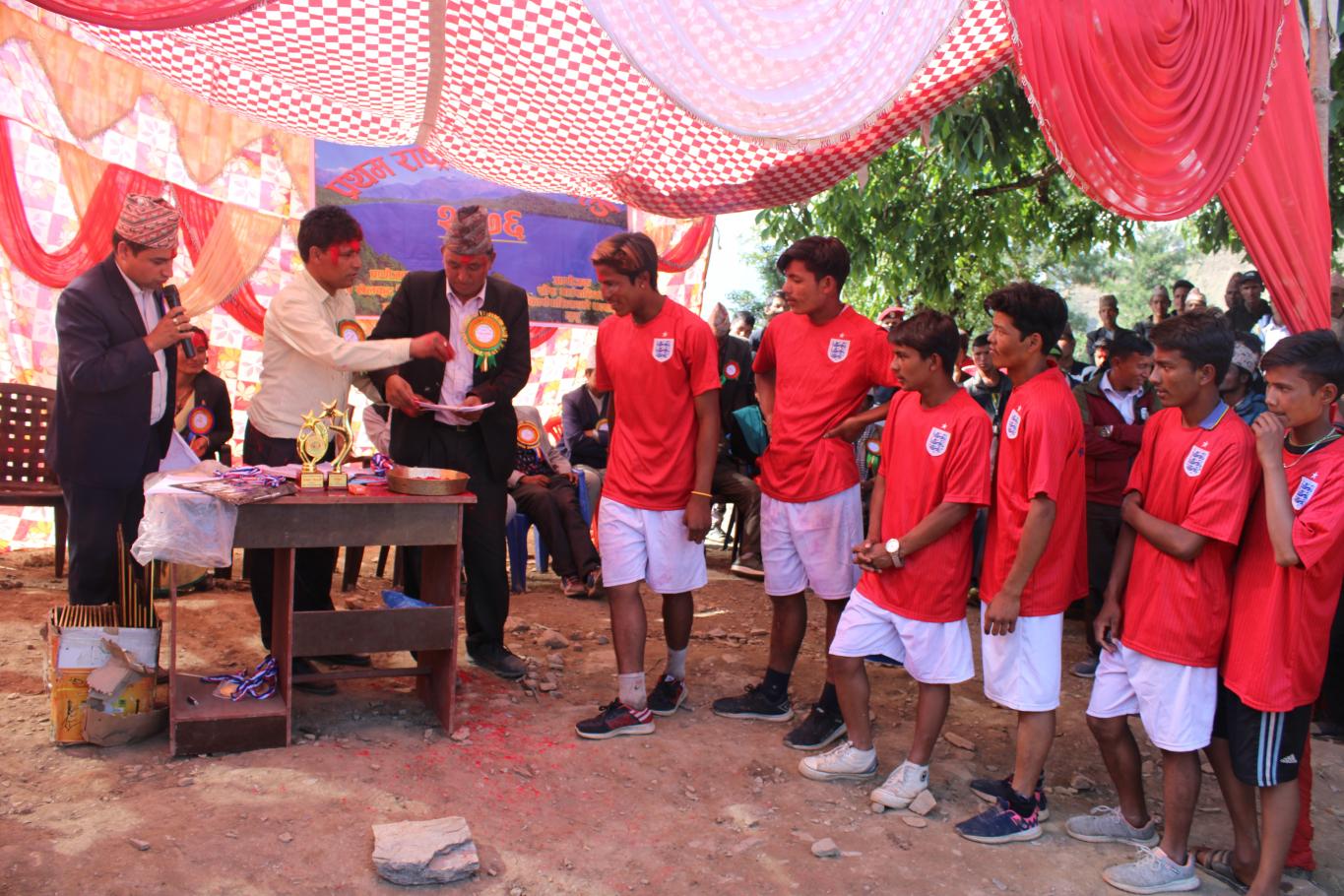 साेरू गाउँपालिका स्तरिय प्रथम रनिंग शिल्ड प्रतियोगितामा प्रथम ,द्रितिय,तृतीय ,वेस्लट प्लेयर्स लगायत अन्य लइ पुरस्कार,शिल्ड तथा प्रमाणपत्र प्रदान गरिदै ।